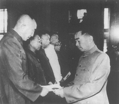1955年9月,周恩来授予罗瑞卿中国人民解放军