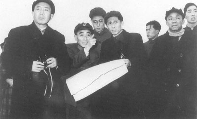 1963年3月,罗瑞卿和韩先楚在福建前沿阵地勘察地形