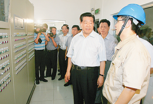 贾庆林/贾庆林在防城港大海粮油生产车间考察。