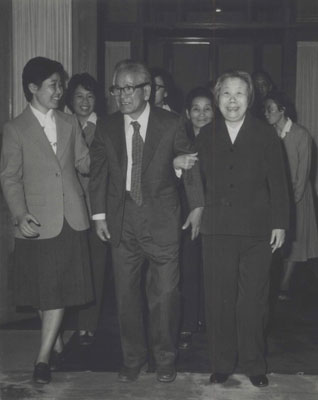 1978年,邓颖超会见日本乒乓球运动员松崎君代