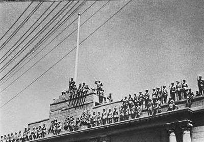 1949年4月23日，人民解放軍佔領南京，宣告國民黨反動統治的覆滅。圖為入城部隊佔領南京偽總統府。　 新華社發 
