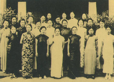 1938年5月,邓颖超同战时儿童保育会成员的合