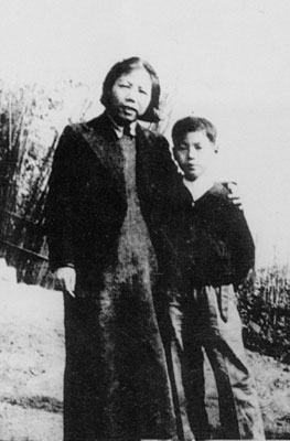 1940年,邓颖超和李硕勋烈士的儿子李鹏在重庆