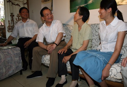 温家宝到北京市社区考察基本医疗保险工作--中