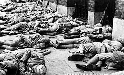 1949年5月27日,中國人民解放軍戰士在上海市解放后,不驚擾上海市民,不住民房,露宿街頭。