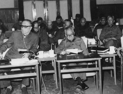 1977年3月,粟裕同聂荣臻等在中央军委扩大会