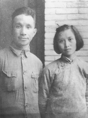 1941年,粟裕同夫人楚青在苏中某地