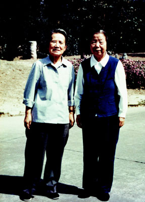 邓颖超同晚年的好友女作家赵清阁在中南海