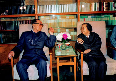 1985年,邓颖超探望聂荣臻--中国共产党新闻