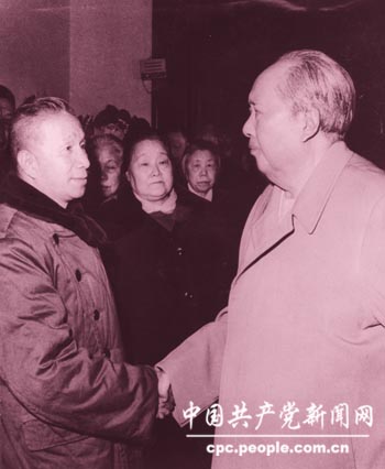 陈毅追悼会上,毛泽东与粟裕握手交谈--中国共产