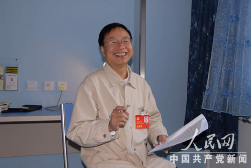 中共十七大代表、四川泸州市委书记袁本朴接受采访