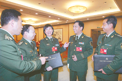 图为武警代表团代表孙志强,庄仕华,孙香萍,丁晓兵,高军强(从左至右)在