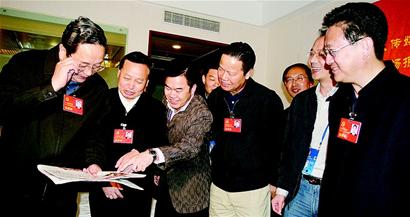 图为:俞正声(左一)、罗清泉(左二)、杨松(右一)、张昌尔(左四)等在湖北日报报道组驻地视察指导,对本报十七大报道给予充分肯定。(记者 赵良英 通讯员 黄传泽 摄)