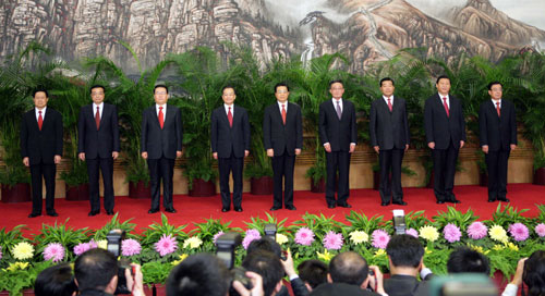 10月22日，剛剛在黨的十七屆一中全會上當選的中共中央總書記胡錦濤和中央政治局常委吳邦國、溫家寶、賈慶林、李長春、習近平、李克強、賀國強、周永康在北京人民大會堂同採訪十七大的中外記者親切見面。新華社記者高潔攝