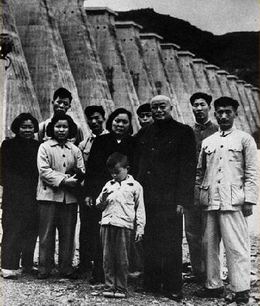 &$<br>&$1957年，刘伯承（前排右二）等在佛子岭水库。