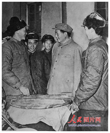 一九五八年,毛泽东和解放军某部炊事班战士谈