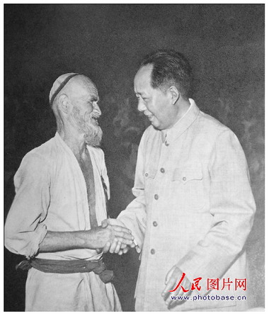 一九五八年,毛泽东和维吾尔族老人库尔班·吐