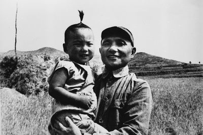 1945年,邓小平和儿子邓朴方在河北武安县