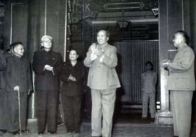 1960年,毛泽东、邓小平等在中南海怀仁堂前--