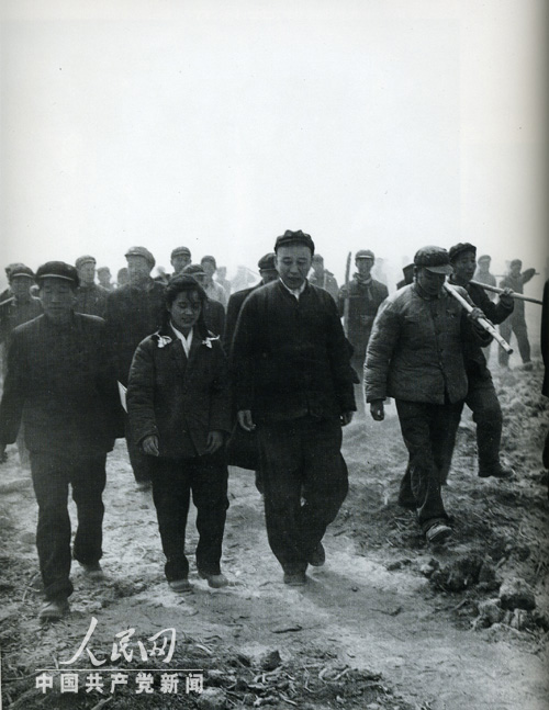 1960年王震踏勘新疆塔里木荒原