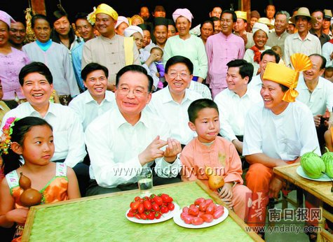 组图:温家宝在傣家竹楼、景颇山寨、德昂新村