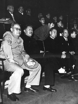 1965年11月28日,叶剑英同周恩来、贺龙一起观