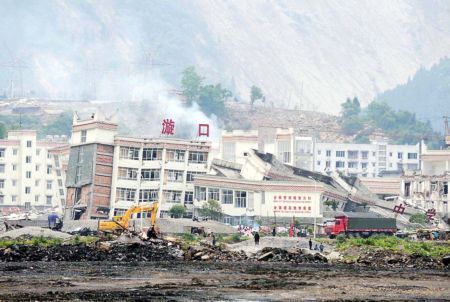 遭到严重破坏的汶川县漩口中学楼房.据新华社记者陈树根摄