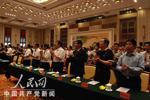 全体起立鼓掌欢迎英雄们--中国共产党新闻