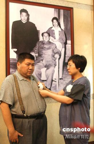 毛新宇和妻子刘滨为母亲邵华布置灵堂--中国共