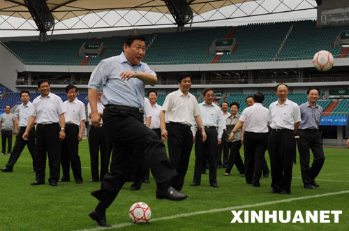 习近平踢球的全民健身意义--中国共产党新闻