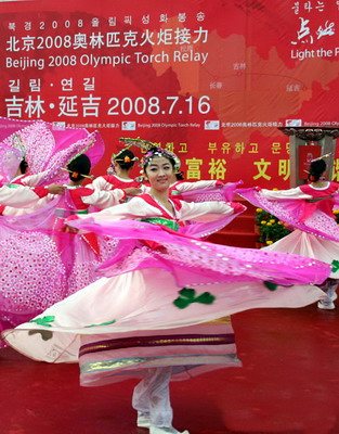 组图:奥运圣火延吉站传递 朝鲜族舞蹈夺人眼球