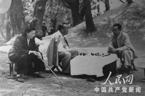 1955年5月8日，朱德與周恩來在北京明十三陵對弈