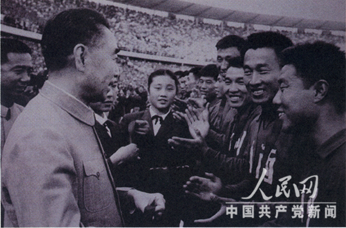 1963年，周恩來在北京工人體育場接見優秀運動員