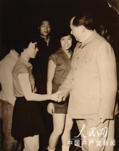1959年，毛澤東與邱鐘惠握手