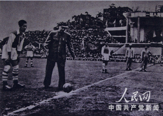 龙在第一届西南运动会上为足球比赛开球--中国