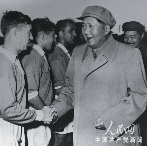 毛泽东、贺龙接见中苏进行足球比赛的运动员-