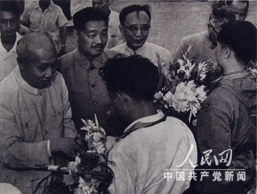 1960年6月26日，董必武、郭沫若、賀龍向登山隊員頒獎
