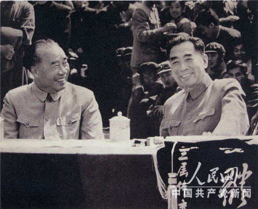 1959年5月，朱德與周恩來在第二屆全軍運動會主席台上