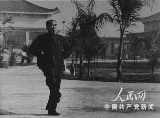 1962年4月，朱德在廣州住地做自編的健身操