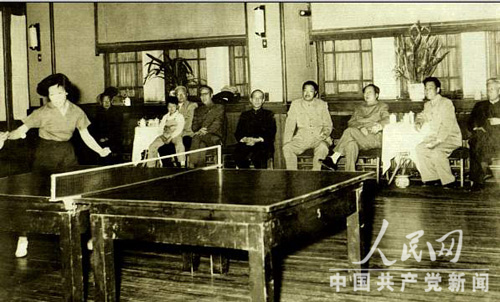 毛澤東、劉少奇、賀龍、李富春等觀看乒乓球運動員表演