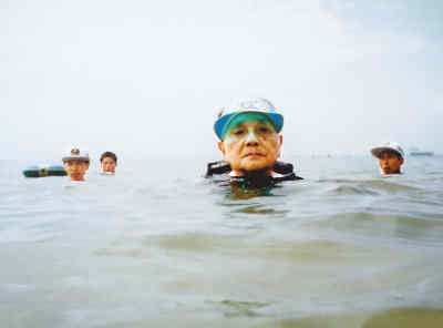 鄧小平87歲高齡時仍在北戴河游泳