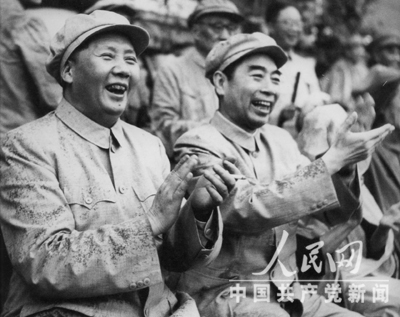 1952年8月，毛澤東與周恩來觀看全軍運動會的比賽