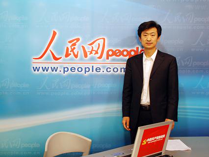 中央纪委宣传教育室副处长李春华在人民网演播室