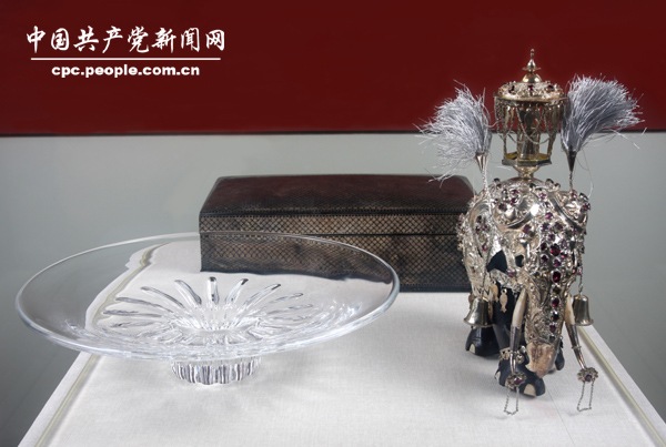 物照片:外国首脑送给邓小平的烟盒、银象和水晶盘