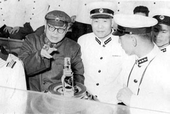 1964年6月,肖劲光陪同叶剑英观看水兵专业技