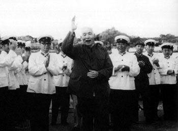 1977年5月,肖劲光视察海军福建某基地部队