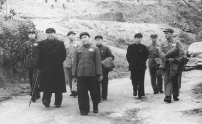 1954年,谭政陪同罗荣桓视察广州某部防空阵地