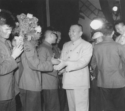 1958年6月,谭政与四川省革命残废军人亲切握