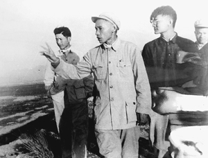 谷文昌同志（中）1958年在东山县深入基层指导工作。 新华社发 