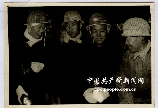 1961年春节在双鸭山煤矿与矿工在一起
